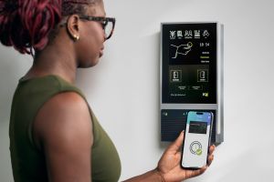 Zutrittskontrolle per Smartphone ist im Trend – warum der Firmenausweis trotzdem wichtig bleibt