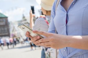 Zwei Frauen mit ihrem Smartphone im Urlaub