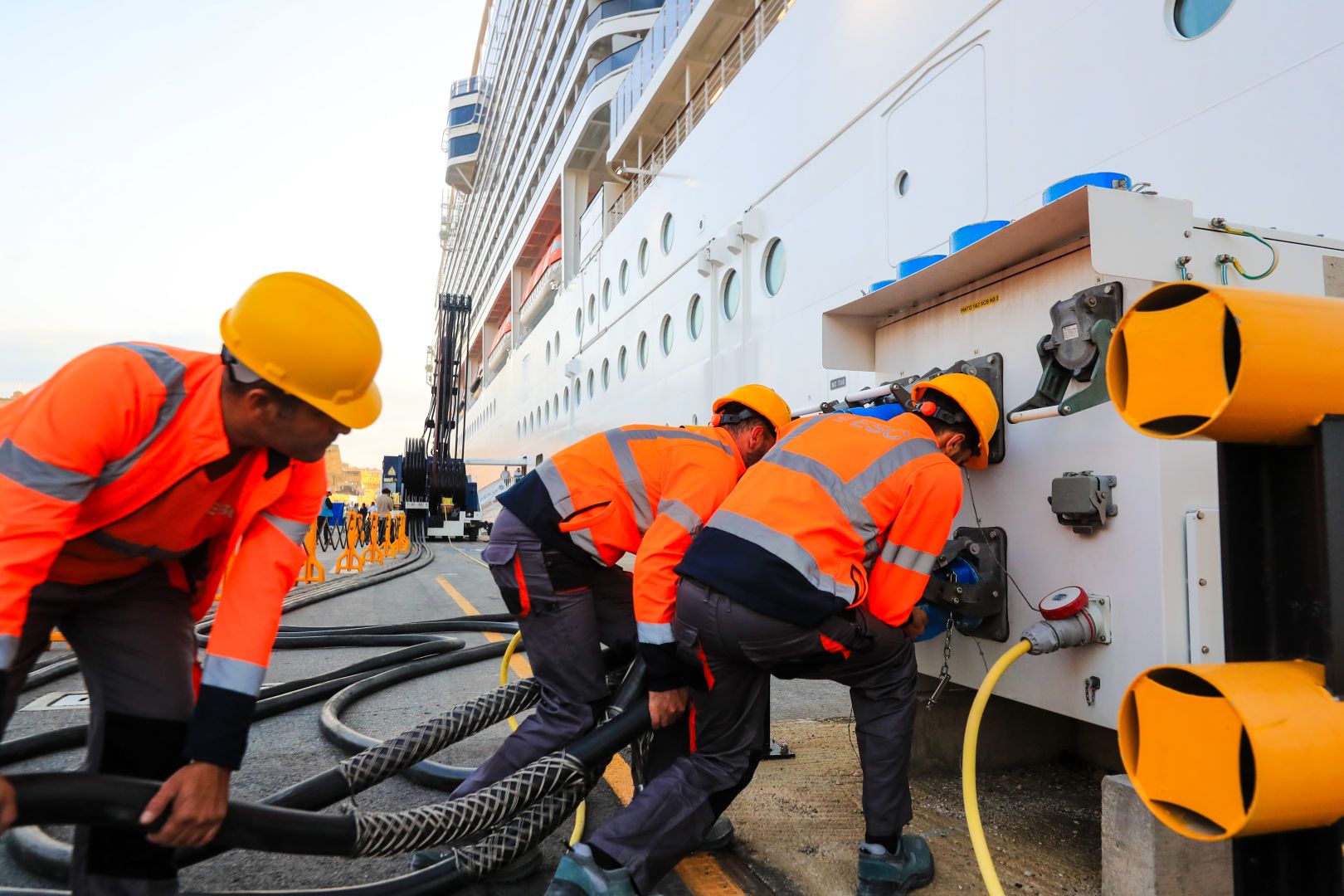 Zwei Schiffe der Kreuzfahrtsparte der MSC Group werden an zwei aufeinanderfolgenden Tagen an die Landstromanlage von Malta angeschlossen