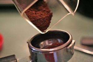Zweites Leben für Kaffeesatz: Forschungsteam verwandelt Abfall in Dämmmaterial