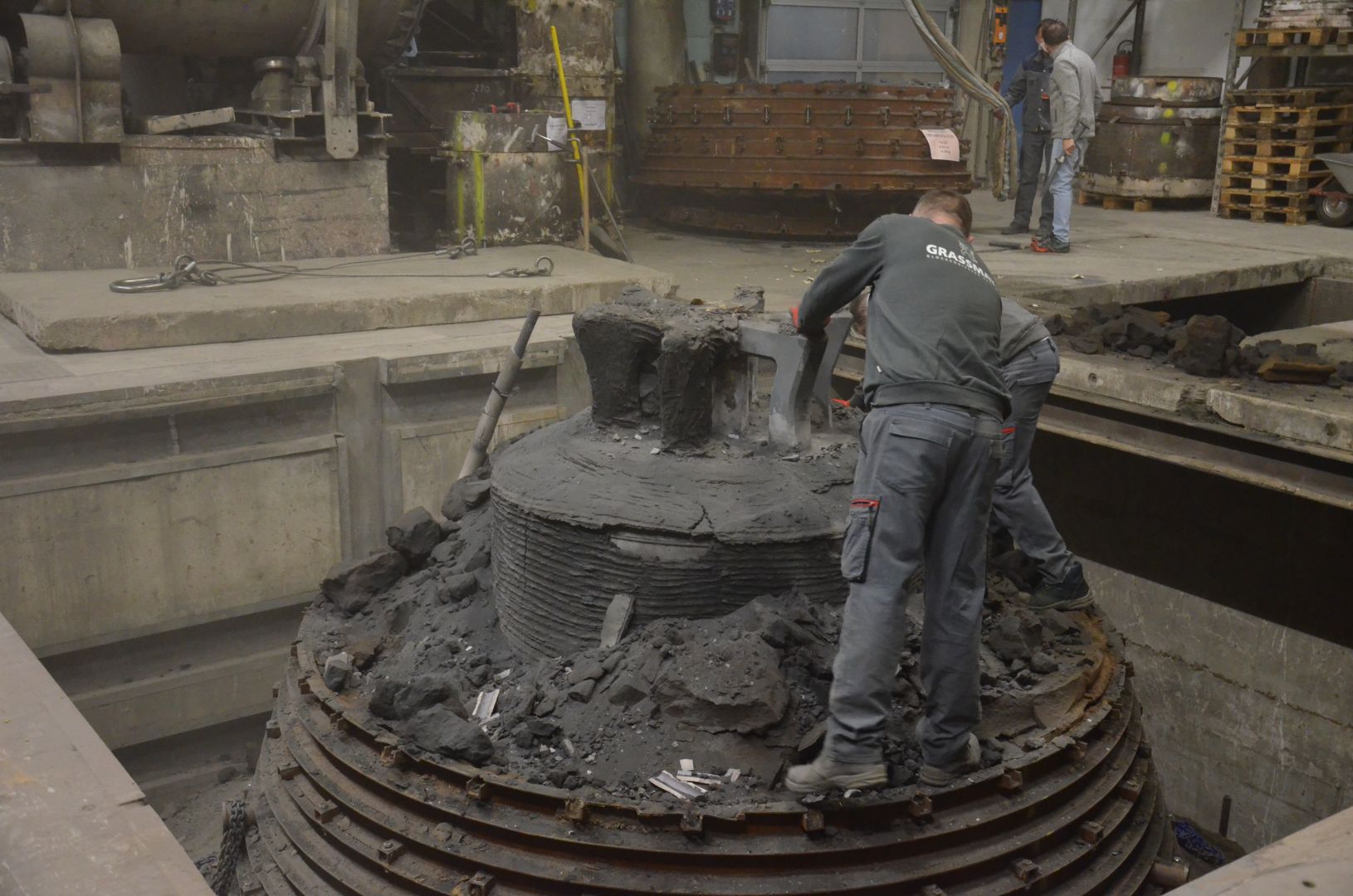 Zweitgrößte Glocke Deutschlands für den Magdeburger Dom ausgepackt